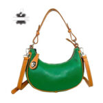 Bolso de Mano en Piel Italiana con Diseño Medialuna y Cremallera con Seguro