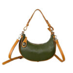 Bolso de Mano en Piel Italiana con Diseño Medialuna y Cremallera con Seguro