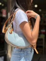 Bolso de Mano en Piel Italiana con Diseño Medialuna y Cremallera con Seguro