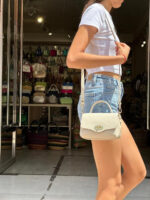 Bolso de Mano Compacto en Piel Italiana para Mujer con Solapa y Bolsillo Interior