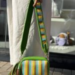 Bolso Bandolera Sintética Multicolor de Mujer con Pompón Decorativo