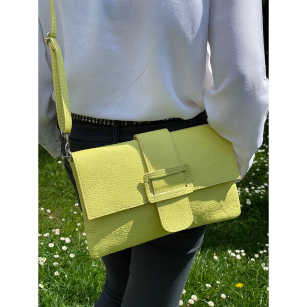 Bolso Bandolera en Piel Italiana para Mujer con Hebilla Decorativa, Solapa y Cremallera - Imagen 11