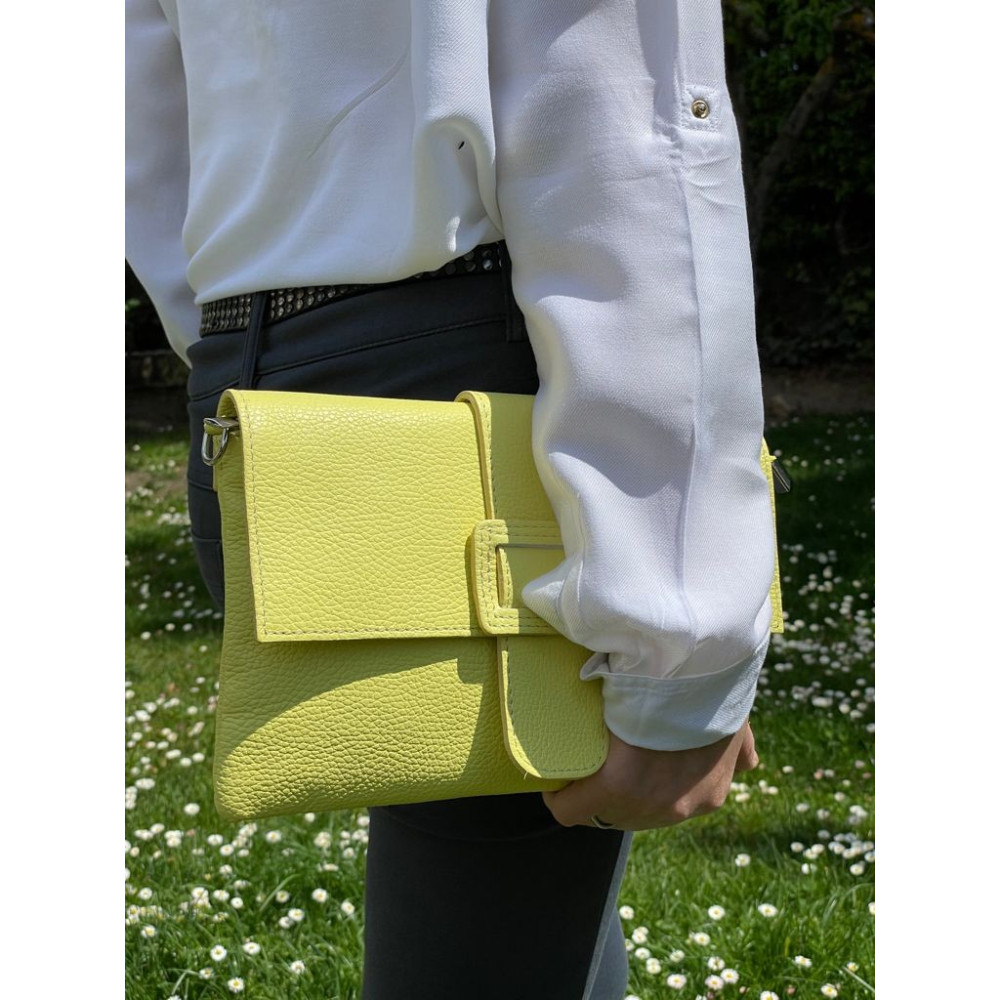 bandolera-piel-con-hebilla-CG57533 (2) Bolso Bandolera en Piel Italiana para Mujer con Hebilla Decorativa, Solapa y Cremallera - Imagen 1