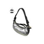 Bolso de Piel con Diseño Medialuna, Efecto Brillante y Cremallera con Seguro - Imagen 6