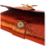 Bolso de Piel Metalizado tipo Sobre con Broche de Abeja para Mujer - Imagen 12