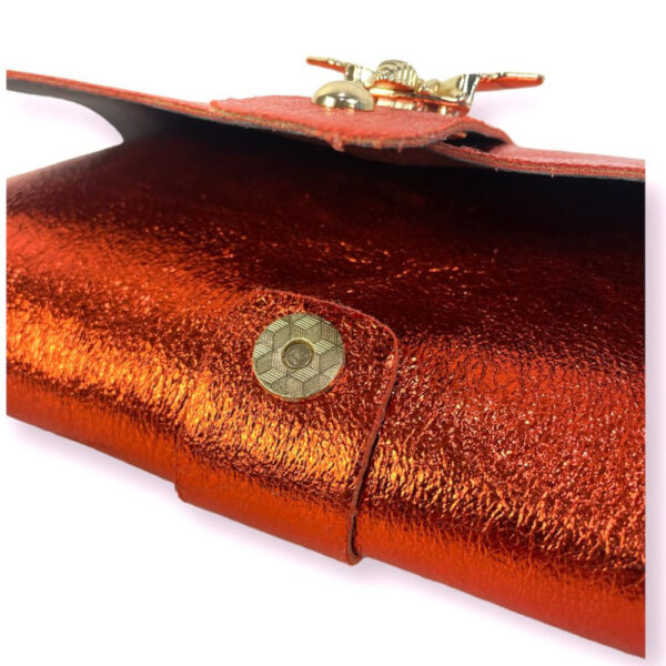 Bolso de Piel Metalizado tipo Sobre con Broche de Abeja para Mujer - Imagen 12