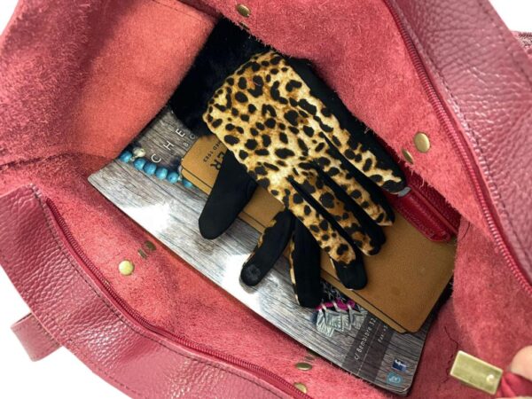 Amplio Bolso de Piel Italiana con Tachuelas Decorativas y Cierre de Cremallera - Imagen 13