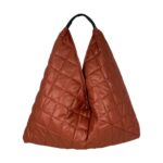 Amplio Bolso Acolchado tipo Hobo de Mujer con Gran Capacidad y Cierre de Botón - Imagen 4