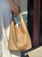 Amplio Bolso de Hombro en Piel con Cremallera y Gran Calidad para Mujer