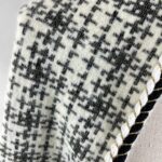 Chal Check Tweed de mujer con bolsillos, mangas y flecos - Imagen 4