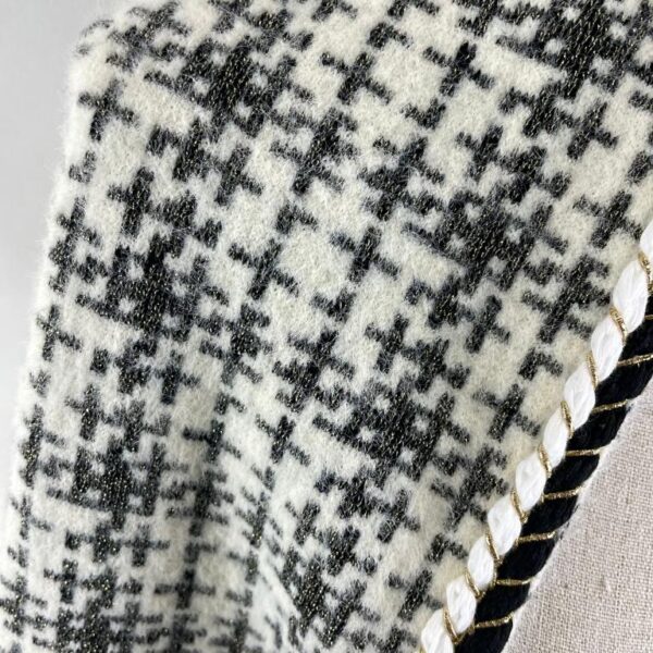 Chal Check Tweed de mujer con bolsillos, mangas y flecos - Imagen 4