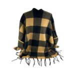 Precioso Poncho de Mujer Con Diseño Cuadrados y Flecos Decorativos - Imagen 3