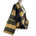 Precioso Poncho de Mujer Con Diseño Cuadrados y Flecos Decorativos - Imagen 4