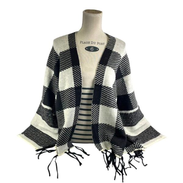 Precioso Poncho de Mujer Con Diseño Cuadrados y Flecos Decorativos - Imagen 2