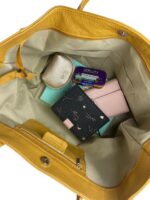 Bolso de Hombro en Piel Italiana para Mujer con Gran Capacidad y Tiras Laterales con Botón - Imagen 17