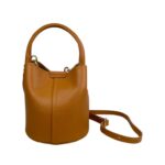 Bolso de Mano Estilo Bucket en Piel Italiana con Cierre de Botón y Tiras Laterales con Botones para Mujer - Imagen 3