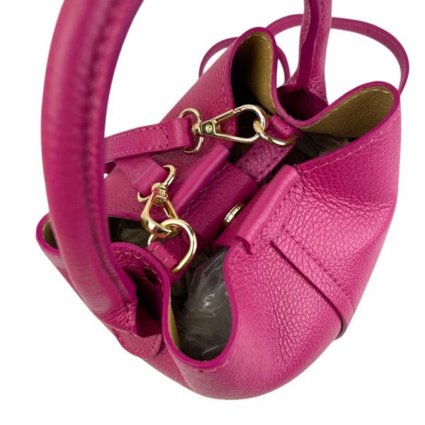 Bolso de Mano Estilo Bucket en Piel Italiana con Cierre de Botón y Tiras Laterales con Botones para Mujer - Imagen 17