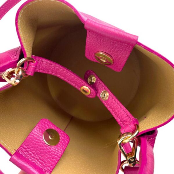 Bolso de Mano Estilo Bucket en Piel Italiana con Cierre de Botón y Tiras Laterales con Botones para Mujer - Imagen 18