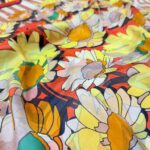 Amplia Bufanda de Mujer en Seda 100% con Gran Calidad y Diseño de Flores - Imagen 3