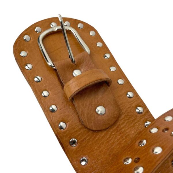 Cinturón Artesanal en Piel con Diseño Exclusivo y Muchas Tachuelas Decorativas para Mujer - Imagen 10