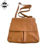 Bolso de Hombro en Piel Italiana con 3 Bolsillos Frontales bajo la Solapa de 2 Botones para Mujer - Imagen 15