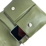 Bolso de Hombro en Piel Italiana con 3 Bolsillos Frontales bajo la Solapa de 2 Botones para Mujer - Imagen 24