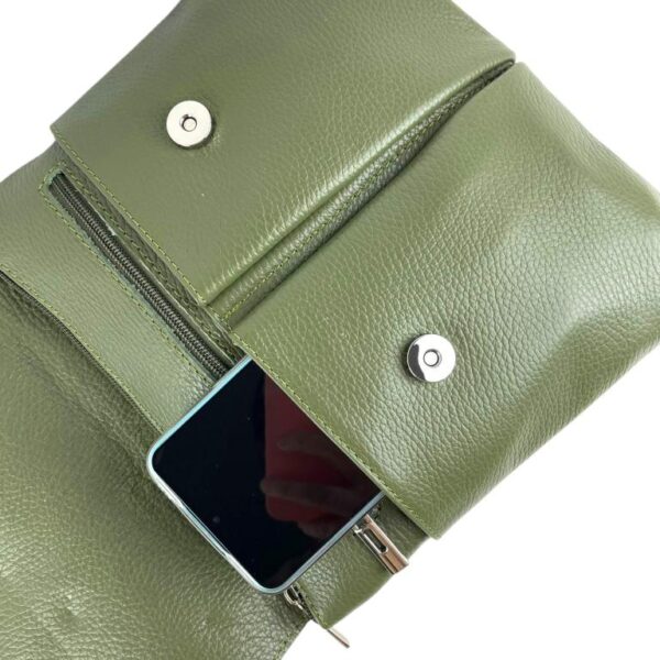 Bolso de Hombro en Piel Italiana con 3 Bolsillos Frontales bajo la Solapa de 2 Botones para Mujer - Imagen 24