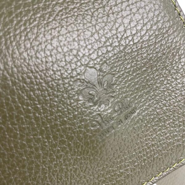 Bolso de Hombro en Piel Italiana con 3 Bolsillos Frontales bajo la Solapa de 2 Botones para Mujer - Imagen 26