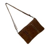 Bolso Bandolera en Piel de Serraje Italiana para Mujer con Tachuelas Decorativas Frontales y Cierre de Cremallera - Imagen 13