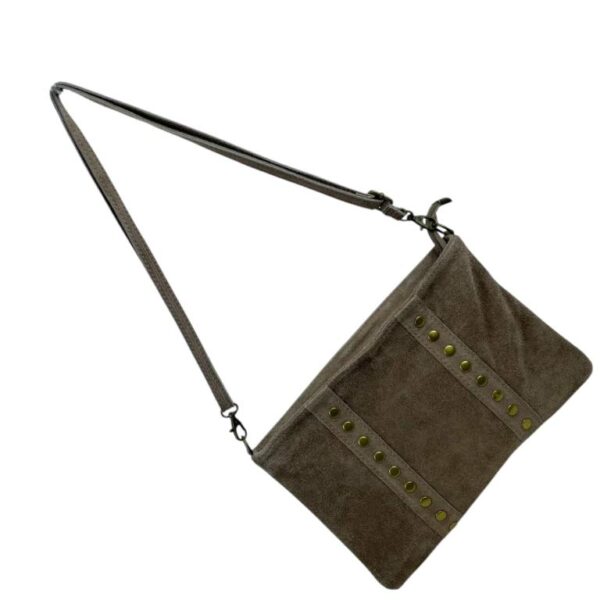 Bolso Bandolera en Piel de Serraje Italiana para Mujer con Tachuelas Decorativas Frontales y Cierre de Cremallera - Imagen 14