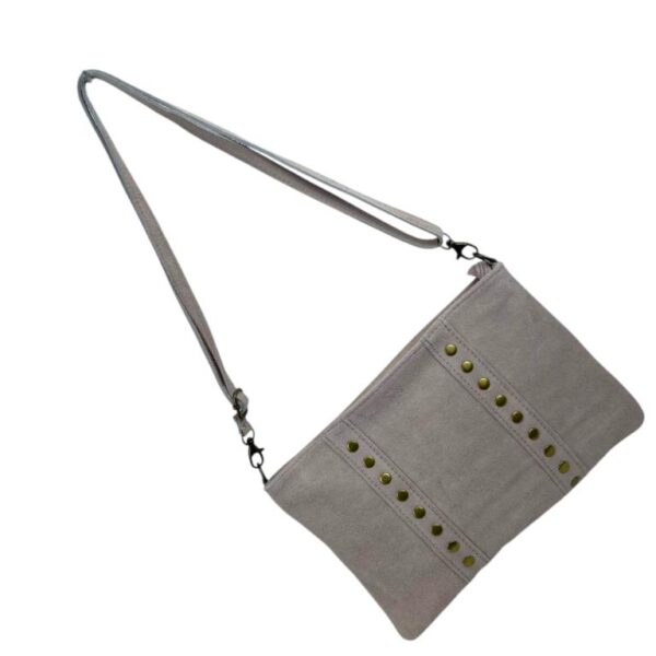 Bolso Bandolera en Piel de Serraje Italiana para Mujer con Tachuelas Decorativas Frontales y Cierre de Cremallera - Imagen 5