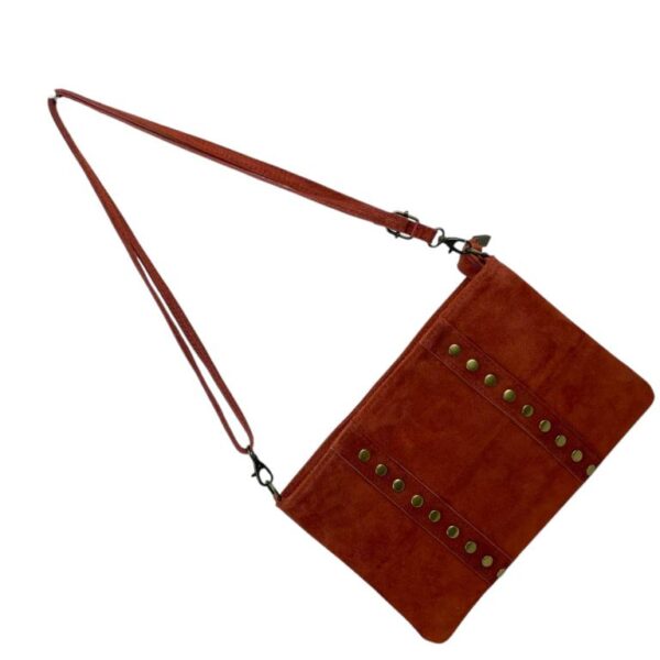 Bolso Bandolera en Piel de Serraje Italiana para Mujer con Tachuelas Decorativas Frontales y Cierre de Cremallera - Imagen 6