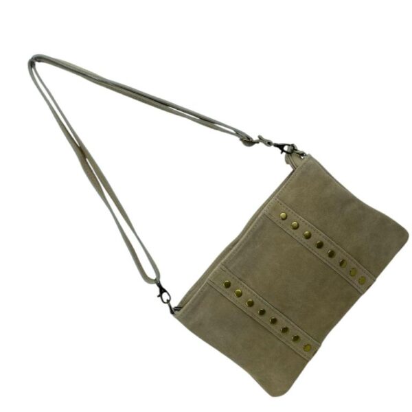 Bolso Bandolera en Piel de Serraje Italiana para Mujer con Tachuelas Decorativas Frontales y Cierre de Cremallera - Imagen 9