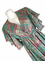 Vestido Artesanal de Seda India con Cuello en V, Alegre Diseño y Talla Única para Mujer - Imagen 4