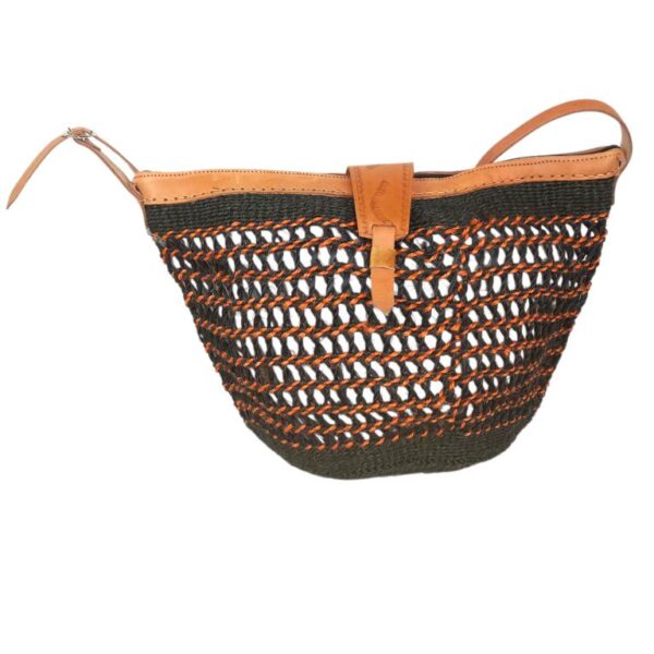 Capazo Artesanal Africano de Lino y Yerba Autóctona con Diseño Exclusivo de Rejilla, Asa Larga y Solapa - Imagen 3