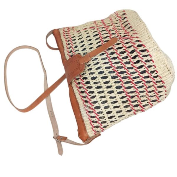 Capazo Artesanal Africano de Lino y Yerba Autóctona con Diseño Exclusivo de Rejilla, Asa Larga y Solapa - Imagen 11