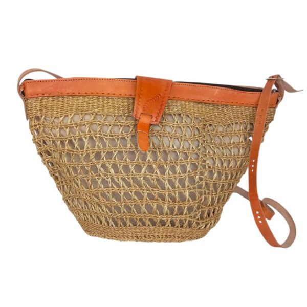 Capazo Artesanal Africano de Lino y Yerba Autóctona con Diseño Exclusivo de Rejilla, Asa Larga y Solapa - Imagen 5