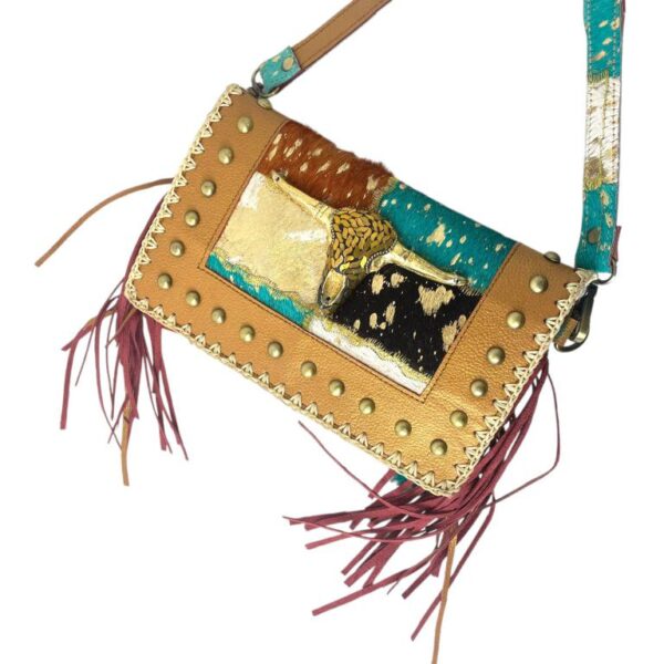 Bolso Bandolera en Piel Artesanal Estilo Patchwork Hippie con Diseño Toro y Estilo Único - Imagen 3