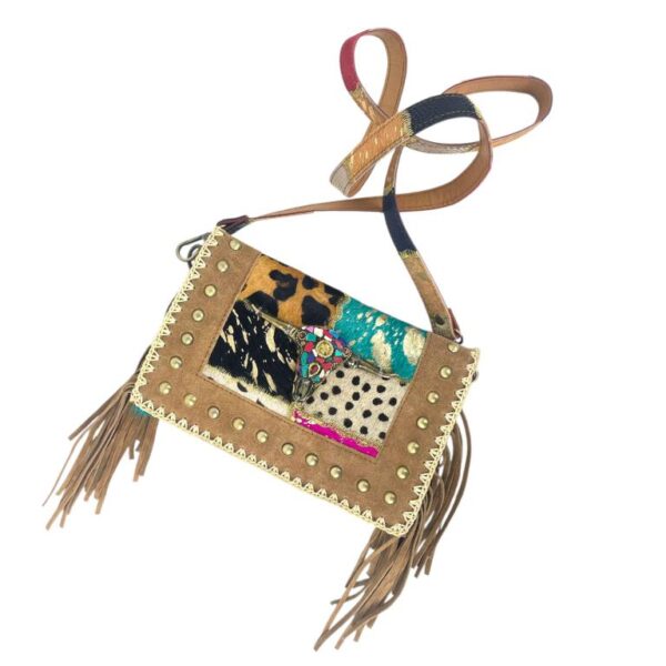 Bolso Bandolera en Piel Artesanal Estilo Patchwork Hippie con Diseño Toro y Estilo Único - Imagen 6