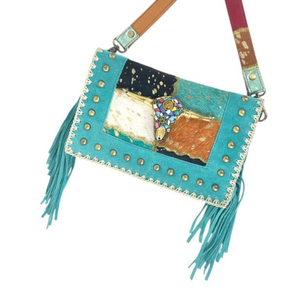 Bolso Bandolera en Piel Artesanal Estilo Patchwork Hippie con Diseño Toro y Estilo Único - Imagen 2