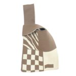 Bolsito de Mano Compacto en Tela Nylon con 2 Asas y Bonito Estampado - Imagen 3