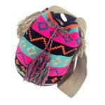 Bolso Mochila Wayuu Colombia Grande Artesanal con Diseño Multicolor Exclusivo - Imagen 3