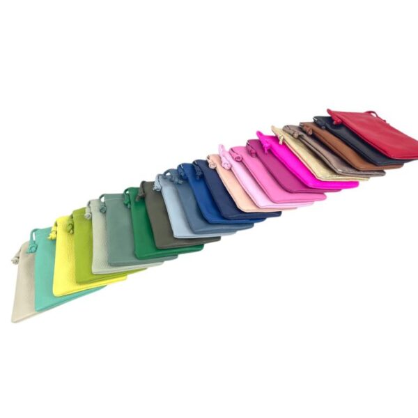 Bolsito Portamovil en Piel Italiana con Cierre de Imán y Asa Larga para Mujer - Imagen 7