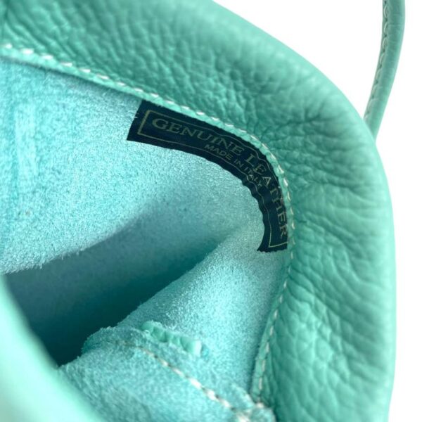 Bolsito Portamovil en Piel Italiana con Cierre de Imán y Asa Larga para Mujer - Imagen 11