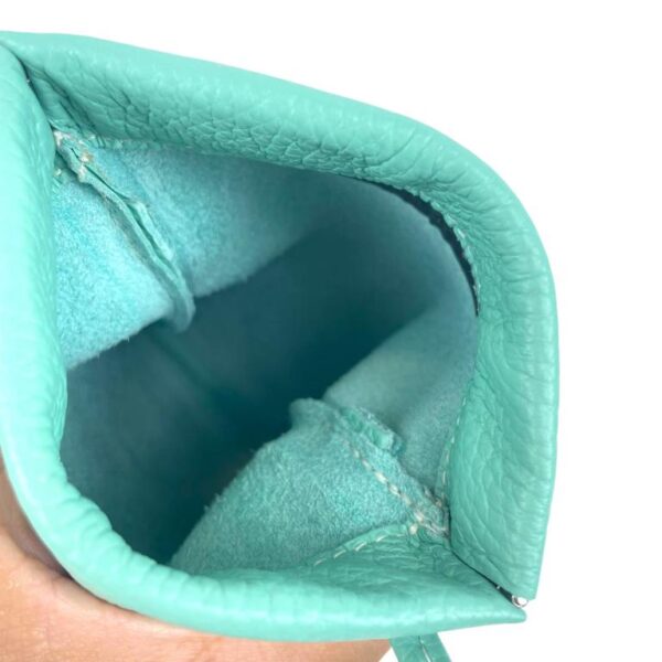 Bolsito Portamovil en Piel Italiana con Cierre de Imán y Asa Larga para Mujer - Imagen 12