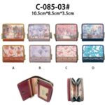 Monedero Compacto y Sintético de Mujer con Muñeca Sweet Candy, Caja y Espacio para Tarjetas