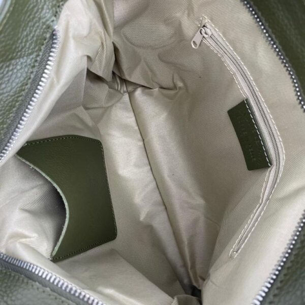 Bolso-Mochila Pequeño en Piel Italiana con Bolsillo Interno y Cierre de Cremallera para Mujer - Imagen 13