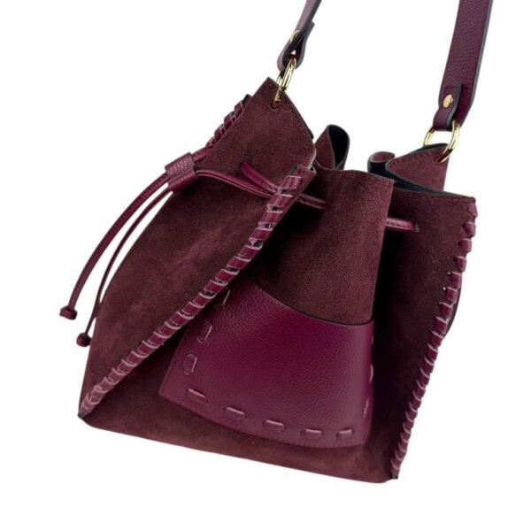 Bolso Bucket en Piel de Serraje con Compartimento Frontal y Cierre de Cuerdas para Mujer-Detalles- Mayorista España