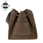 Bolso Bucket en Piel de Serraje con Compartimento Frontal y Cierre de Cuerdas para Mujer-Taupe- Mayorista España
