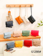 Monedero Compacto y Sintético de Mujer con Compartimento Trasero y Cremallera con Asa Corta - Imagen 2